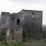 Qui tra l�altro si trova un altro edificio storico: una settecentesca masseria fortificata, ormai ridotta a rudere. Facendo attenzione a dove mettiamo i piedi tentiamo di raggiungere la struttura a base rettangolare che si sviluppa su due piani